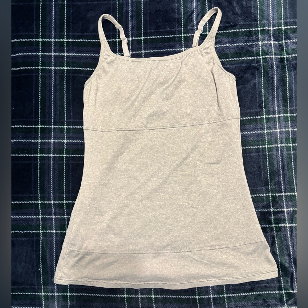 Sweet Nothings Light Grey fitted tank top w/adjustable straps. Size M.